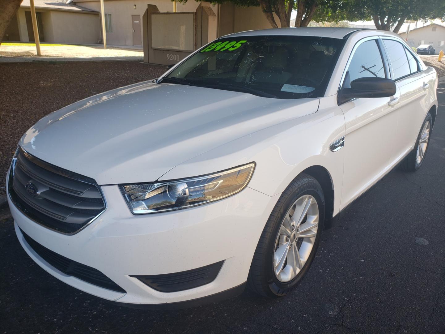 2018 WHITE /Tan and black Ford Taurus SE FWD (1FAHP2D83JG) with an 3.5L V6 DOHC 24V engine, 6A transmission, located at 323 E Dunlap Ave., Phoenix, AZ, 85020, (602) 331-9000, 33.567677, -112.069000 - Photo#0